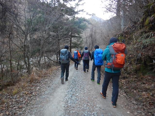 八ケ岳山荘より林道を歩きます。11月下旬なので冬靴を履いてきましたが…。