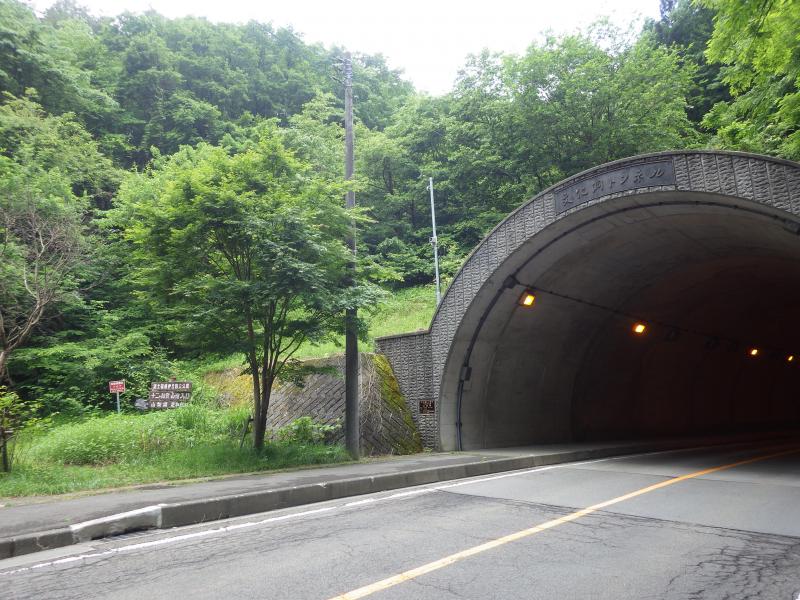 このトンネルの横がスタート