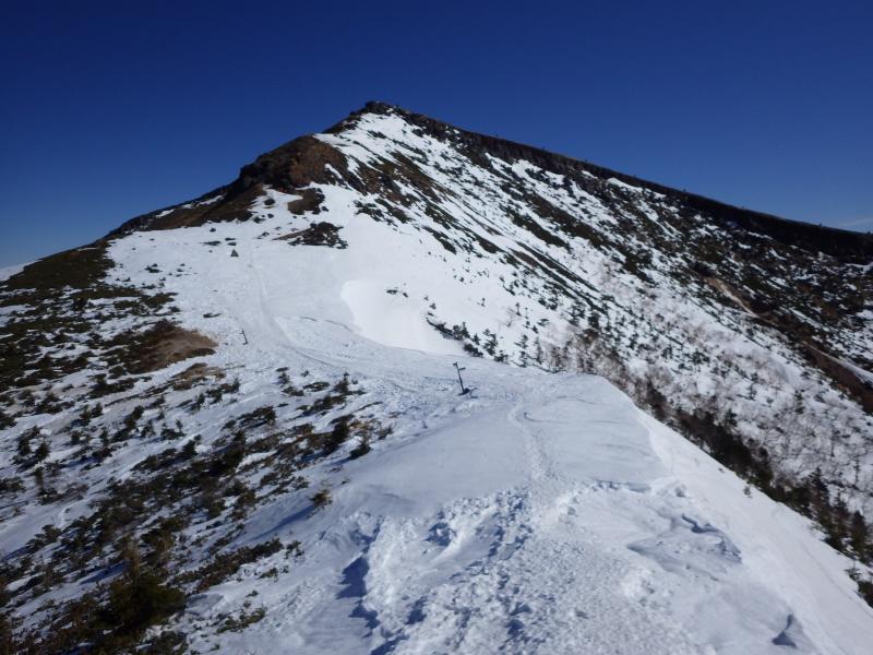 ほとんど雪の付いていない硫黄岳への稜線