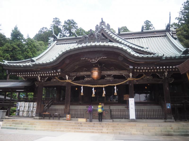 まずは筑波山神社でお参り。大きな鈴にびっくり。