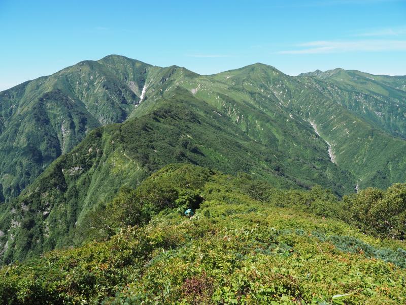 大朝日岳へと延びるキレイなラインの登山道
