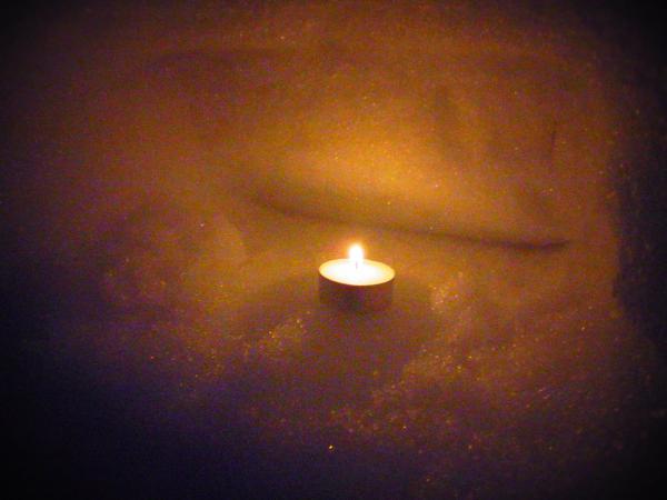 雪洞の壁に棚を作ってキャンドル。綺麗でした。