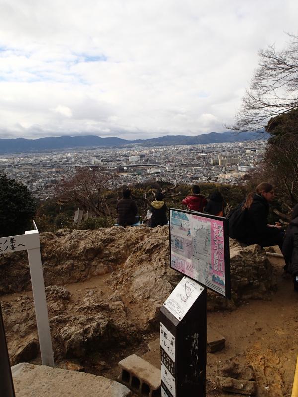 四ツ辻に戻りました。実は京都の街並みがよく見える場所です。京都トレイルの標識もちゃんとあります。
