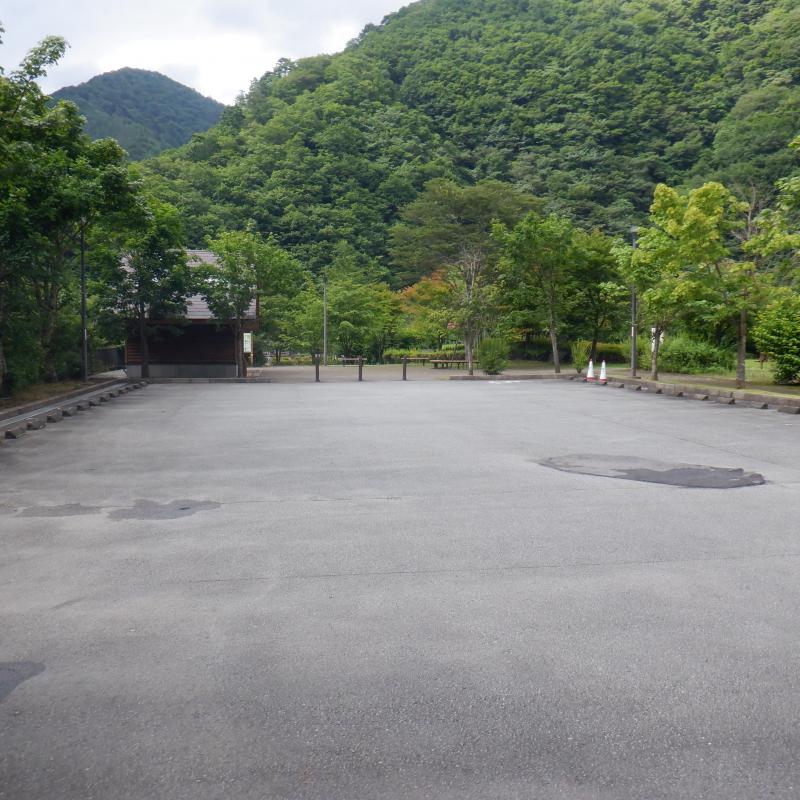 小金沢公園。トイレ完備の無料駐車場。奥に広い公園もあります。沢のアプローチとして最高の環境です。