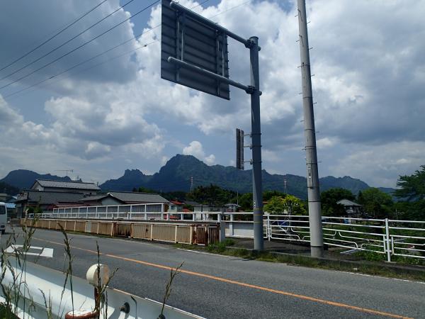 ＪＲ信越線松井田駅周辺から見た妙義山。平日のせいもあろうが、駅にタクシーは常駐していなそうだったので、予め手配しておくとよいかも。