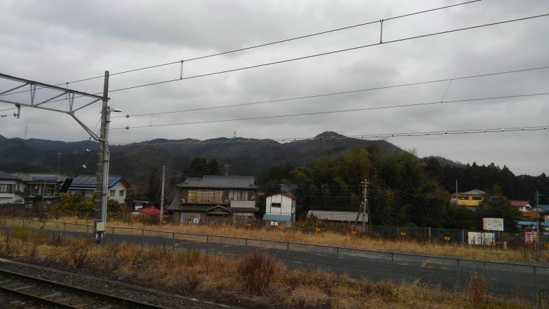 高麗駅から見た日和田山、電波塔のある高指山、物見山。