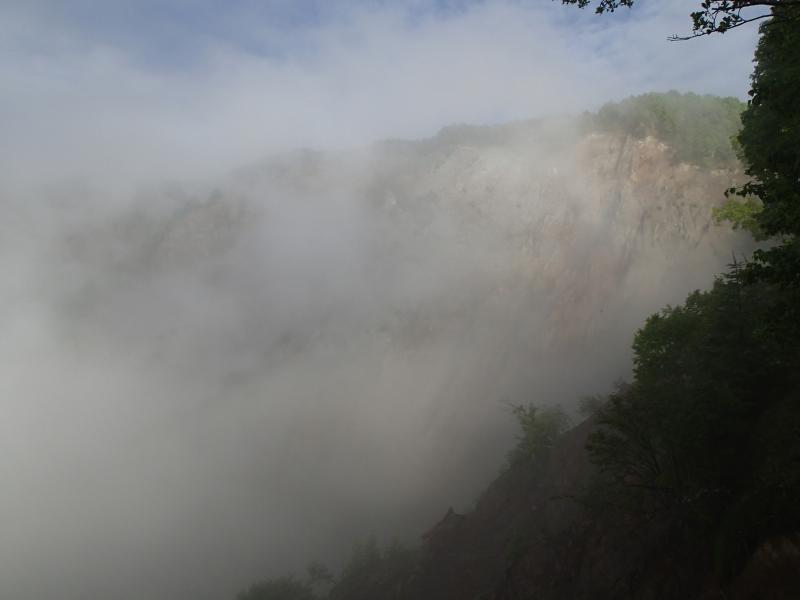 朝靄の中の七面山・ナナイタガレ(大崩れ)