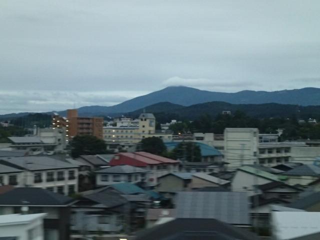 当日は終日雲の中だったので。帰路の新幹線の車中からの姫神山。盛岡市内からよく見えます。