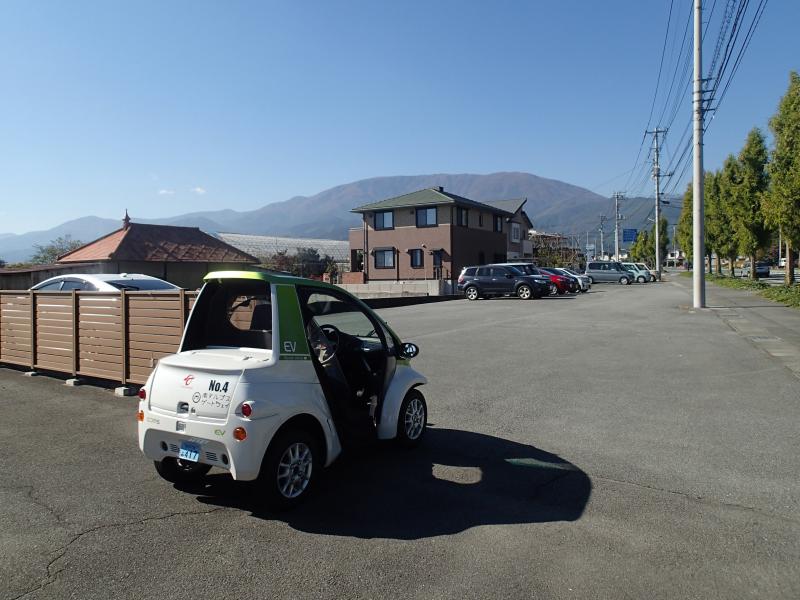 櫛型山と、今回レンタルした超小型電気自動車。これに乗るのも楽しみの一つでした。