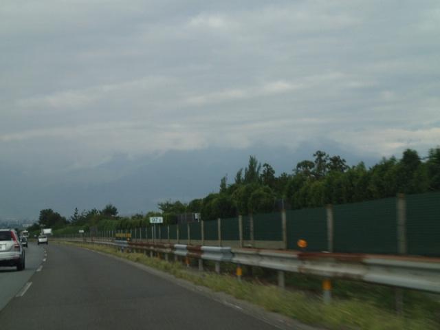 中央道から望む櫛形山は、雲の中。