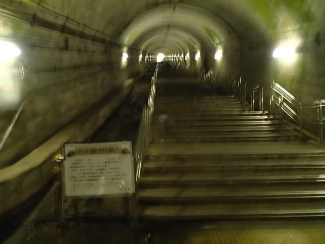 有名な土合のモグラ駅。下りホームから改札まで462段の階段を登ります。