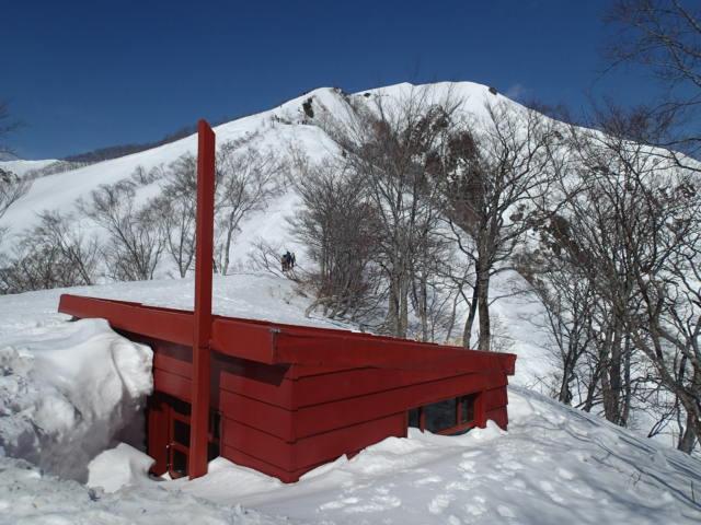 熊穴沢避難小屋。この時期にしてはかなり露出している。やはり雪が少ない模様。