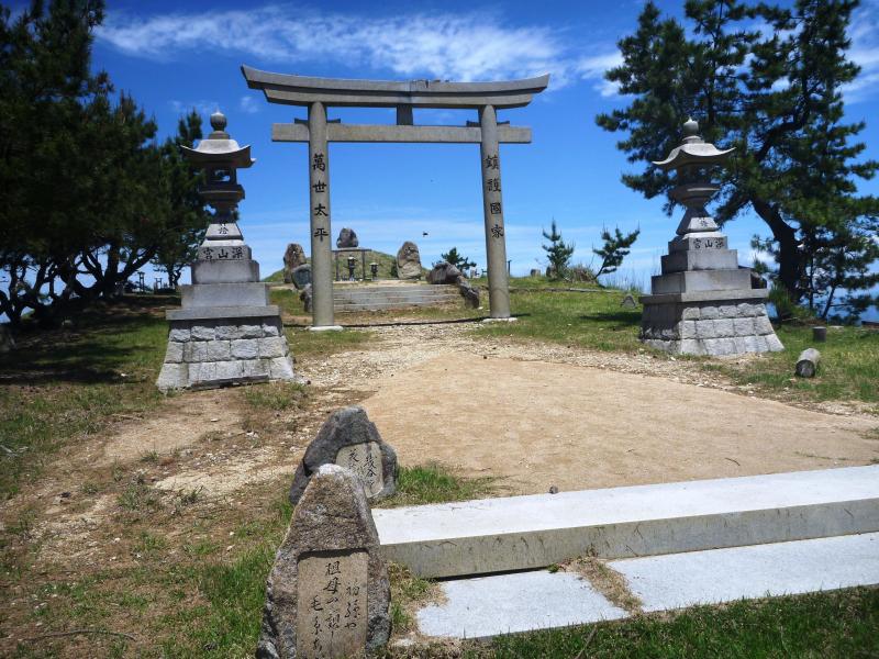 頂上はおごそかです