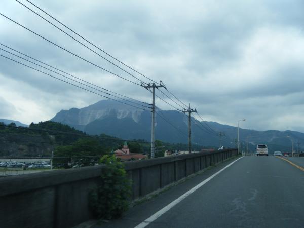 秩父市内から見た武甲山