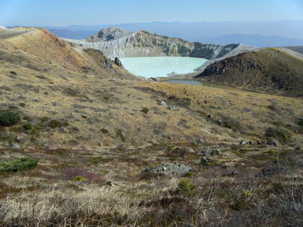 湯釜の色がヤバイ