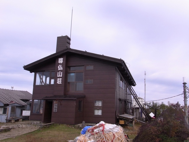 尊仏山荘は登山者で賑わってました