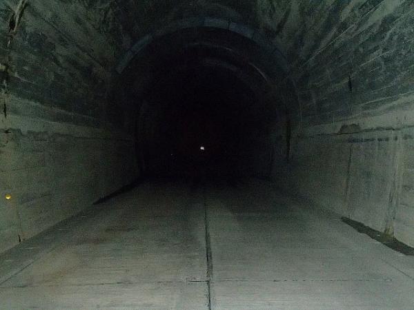 最後に歩いた出口のほぼ見えないトンネル。ヘッデンなしには歩けません