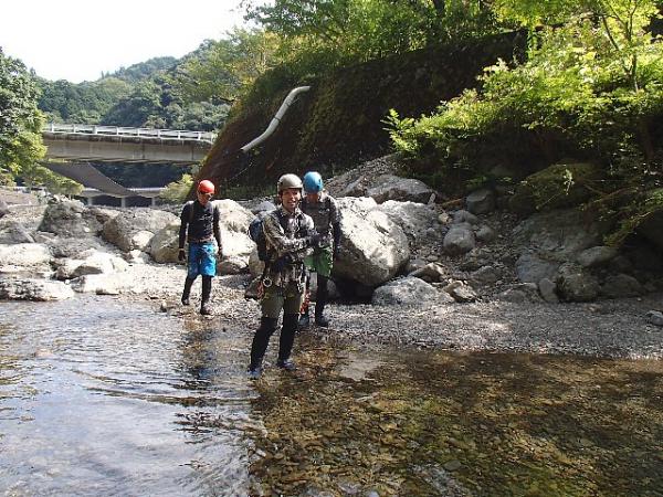 奥の橋の下にはキャンプ場があります。