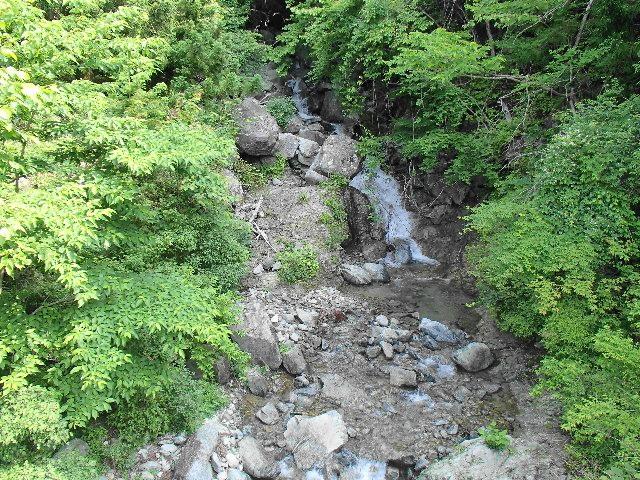 駐車場からすぐ入渓