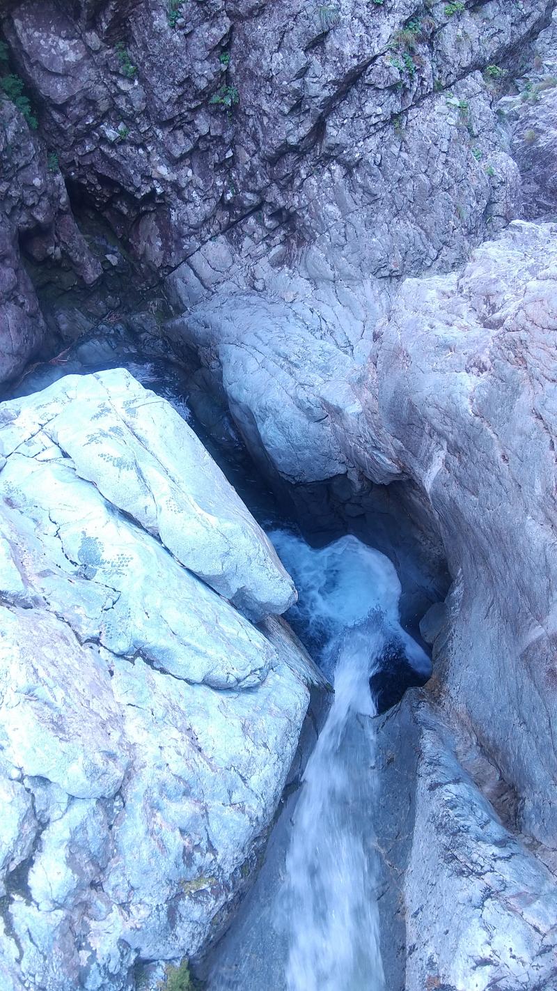 ちょっとわかりにくいですが、写真右が下流部。水は岩の下から流れていくようです。