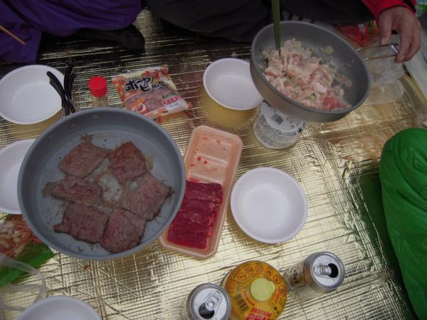 主稜断念で焼肉パーティーへ。翌日に備えます。