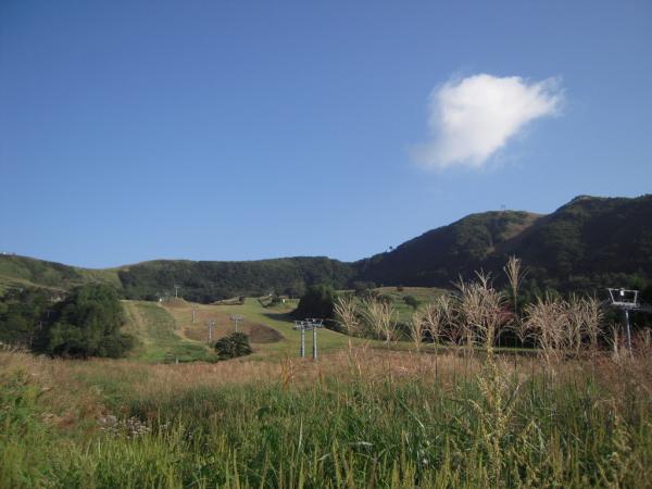 ハチ高原より鉢伏山を望む。