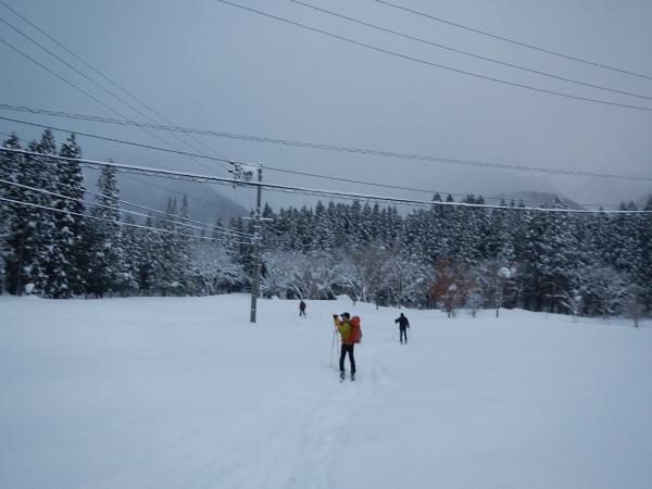 スタートは雪に覆われた白山スーパー林道。