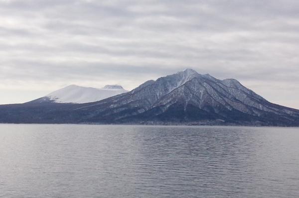 支笏湖からの風不死岳と樽前山（左端の白い山）