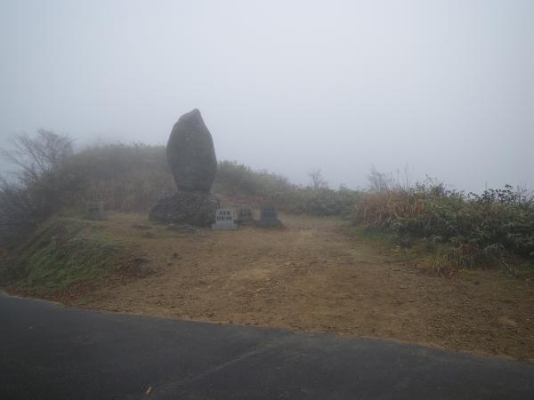 真っ白な冠山峠。