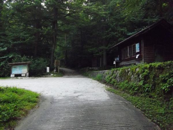 南木曽岳避難小屋と駐車場。