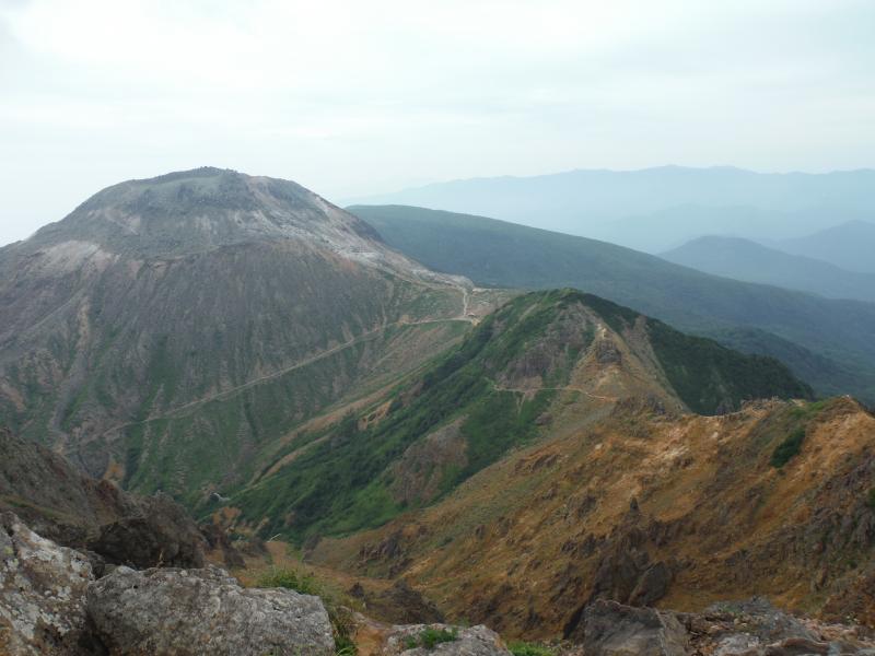 朝日岳から見た茶臼岳への道