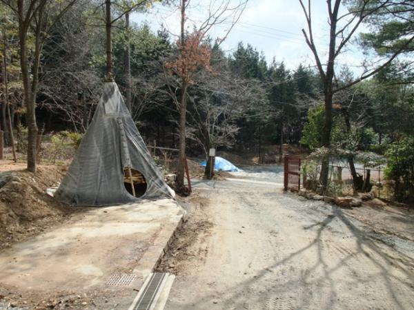 まずは能勢の郷キャンプ場を抜けます。そこを左手に曲がると・・・