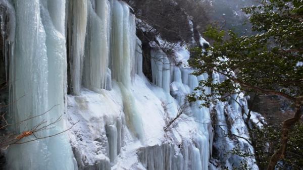 段差を流れる。