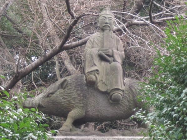 足立山の由来となった妙見神社にある和氣清麻呂公とイノシシの像