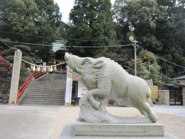 ゴールの妙見神社には狛犬ならぬ狛イノシシが　登山の無事を感謝してお参りしました