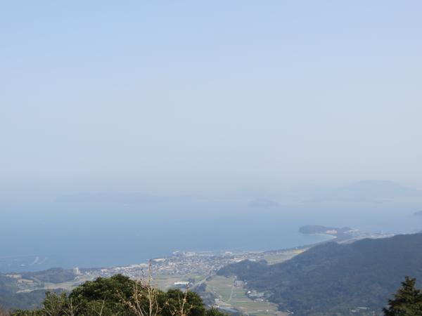 山頂より糸島の海　あいにく霞んでいました