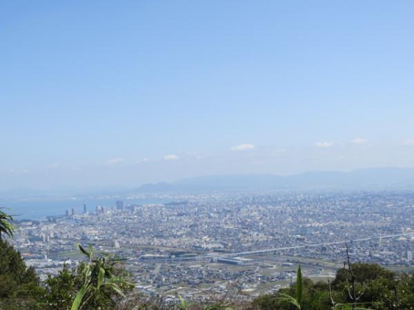 飯盛山山頂下のビューポイントより　福岡市内の展望