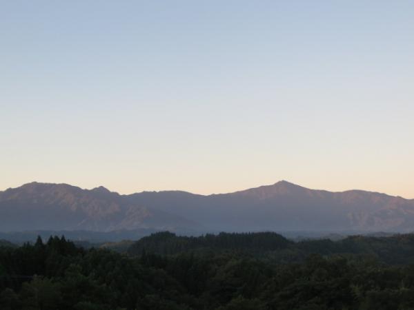 国道４４２号線沿いより　朝日を浴び輝く祖母山系　右側の鋭鋒が盟主「祖母山」
