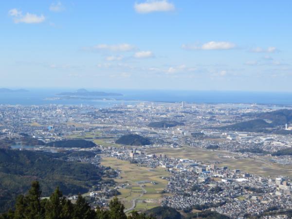 米の山展望広場より福岡市内の展望　海の中道と志賀島が望めます