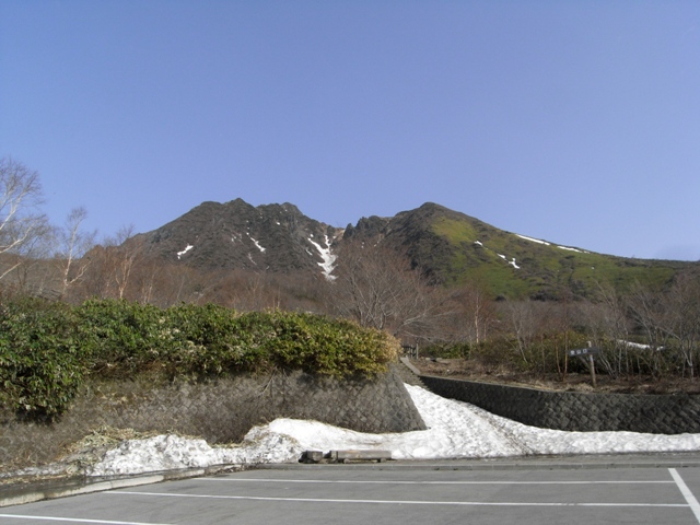 登山口の峠の茶屋駐車場です。すでに残雪が・・・