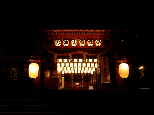 夜の二荒神社。提灯の明かりが幻想的です。