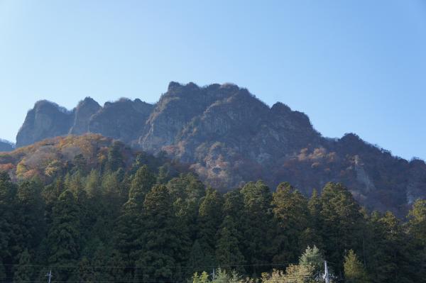 道の駅から見た妙義山。真ん中に『大』に文字があるのわかりますか？