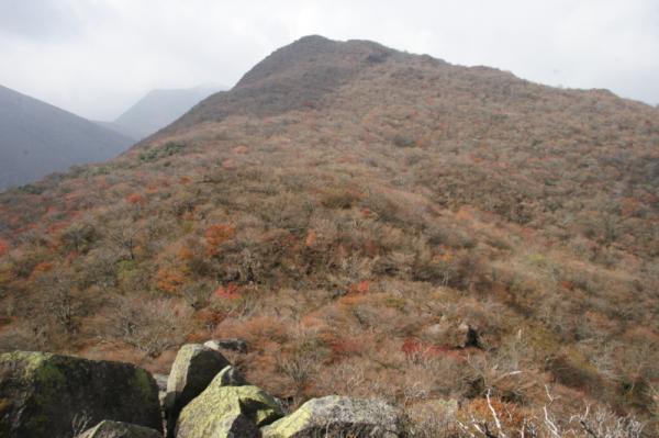 天狗岩中腹からの高塚山。