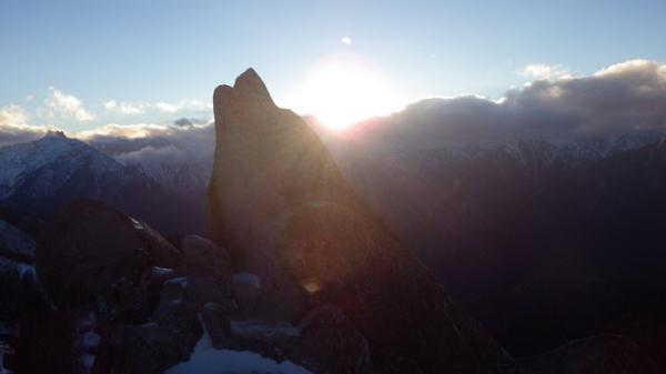 夕日に輝くイルカ岩