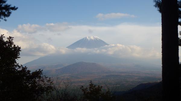 麓は一面の紅葉、頂に雪を被った富士山。最高のロケーションです！