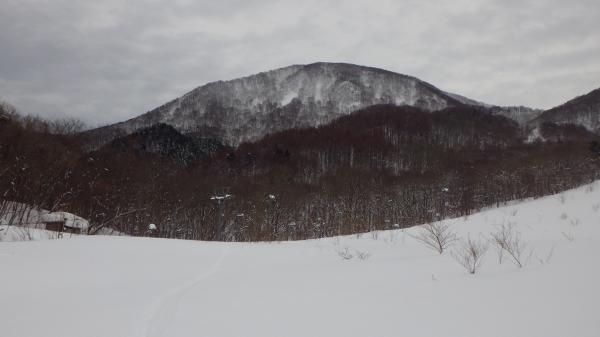 スキー場の向こうに南面白山。