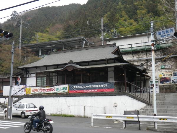 ＪＲ御嶽駅です。すぐ近くのバス停から10分でケーブル下まで行きます。バス代は270円。