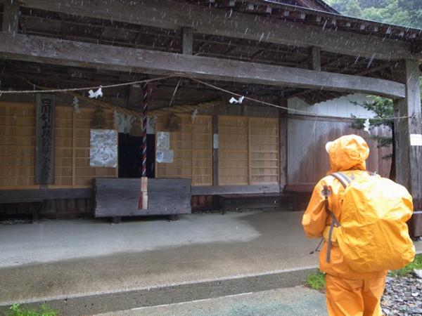 雨の中、剣神社に安全登山を願って