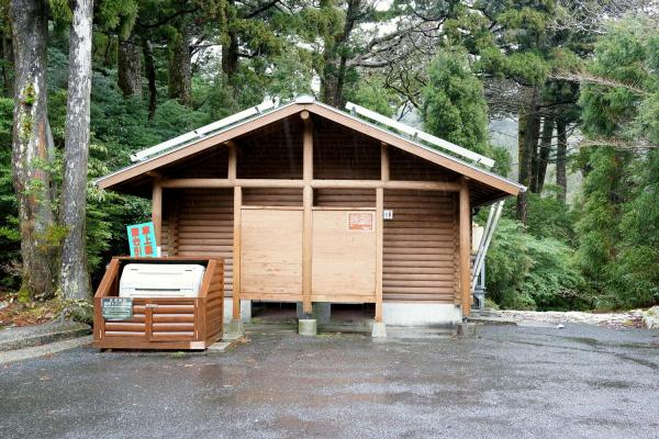 淀川登山口のトイレ。携帯トイレの回収boxもあります。