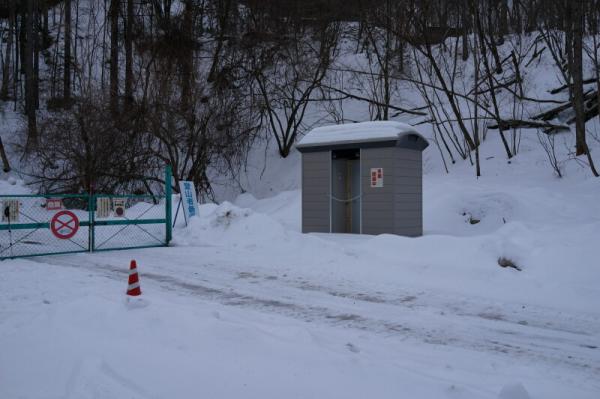 駐車場。仮設トイレはありますが、冬季閉鎖中です。